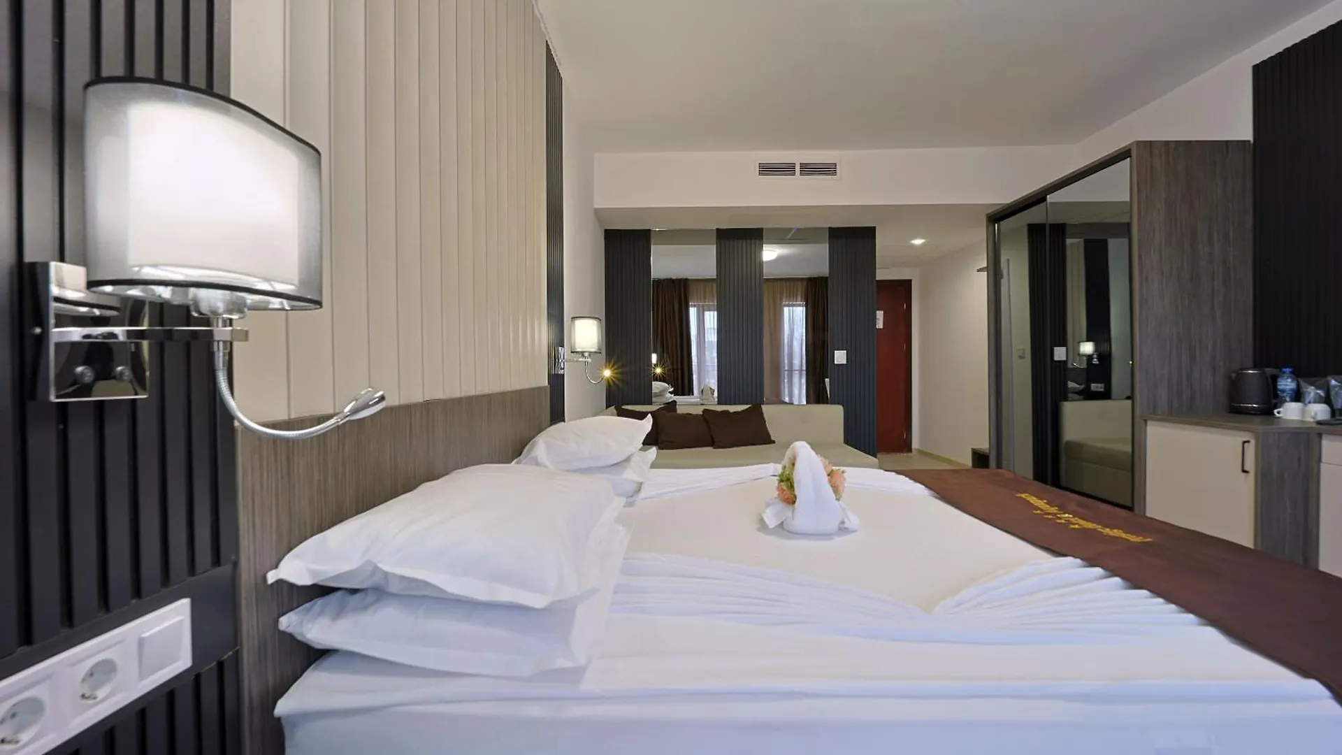 Prestige Hotel And Aquapark Varna 4*,